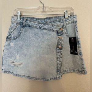No Boundaries distressed wash skort. Size 11